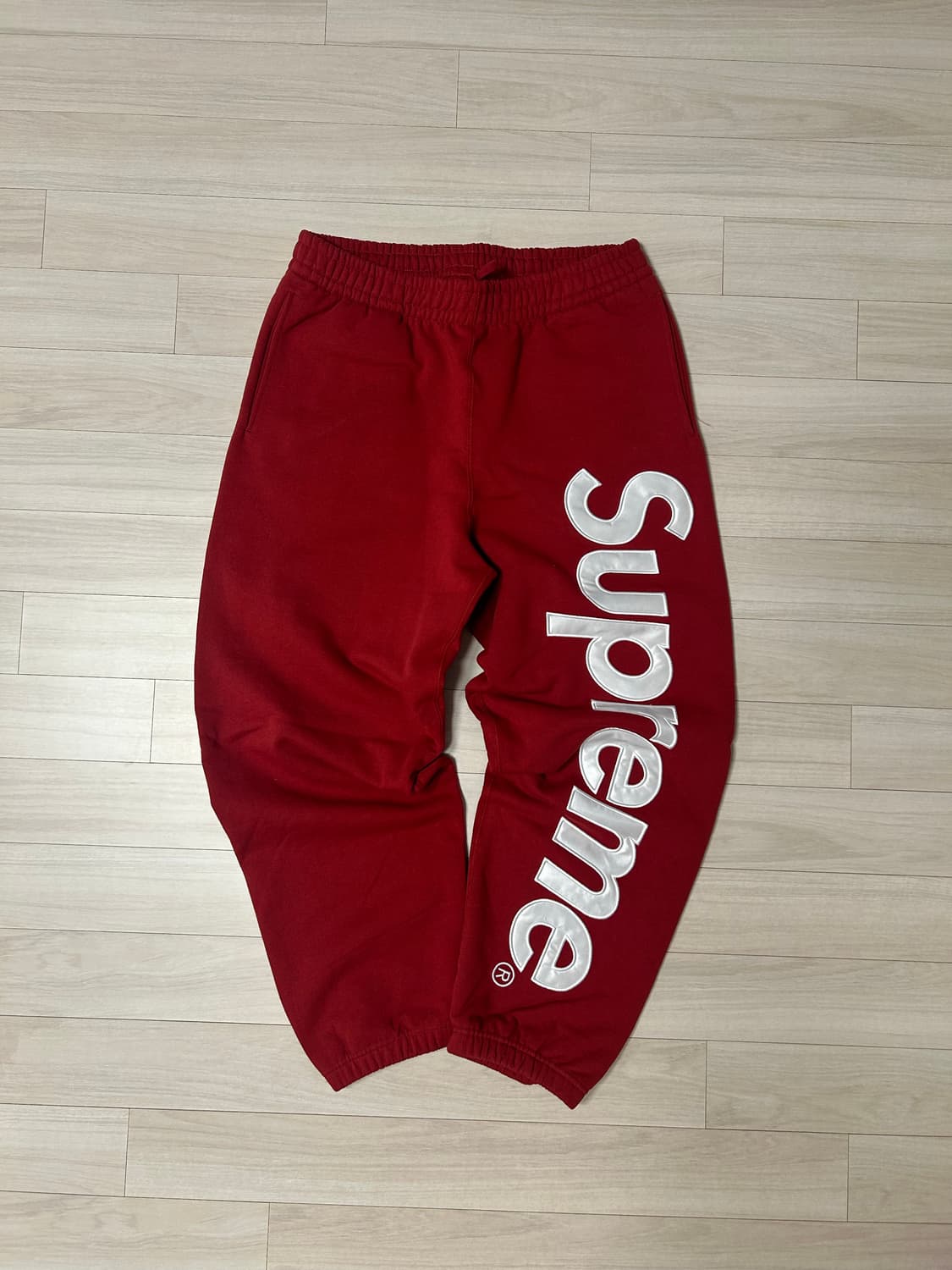 (M) 슈프림 사틴 아플리케 스웻팬츠 - 25fw 상품이미지1