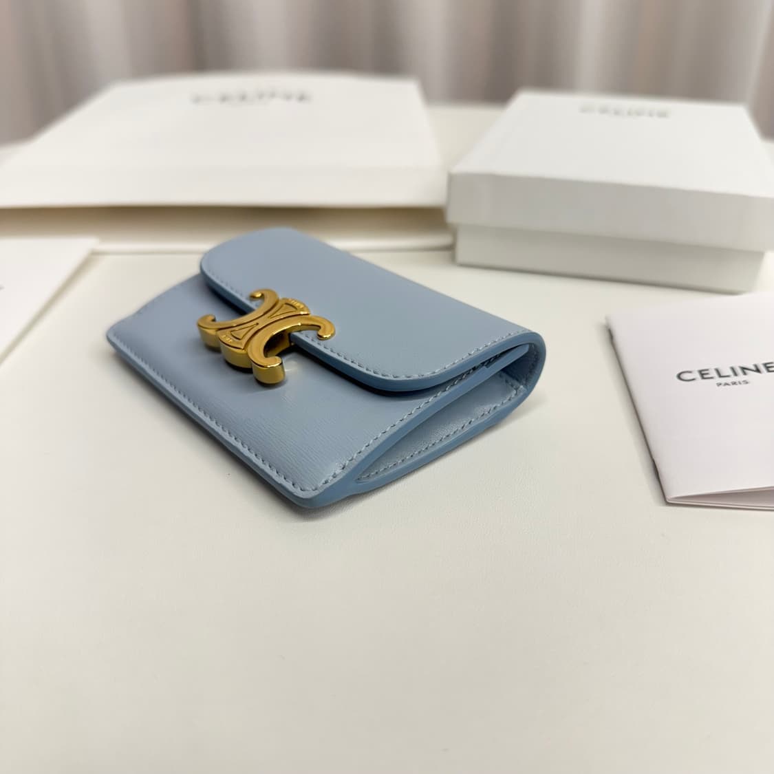 [정품] 셀린느 트리오페 플랩 지갑 페일 블루 상품이미지4