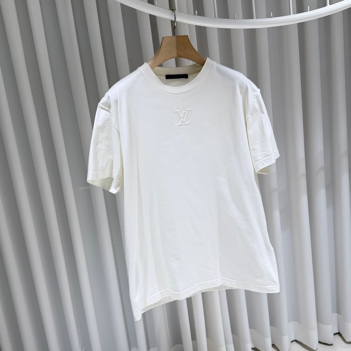 (A+/L) / 루이비통엠보스드 LV 로고 반팔 티셔츠 화이트 상품이미지3