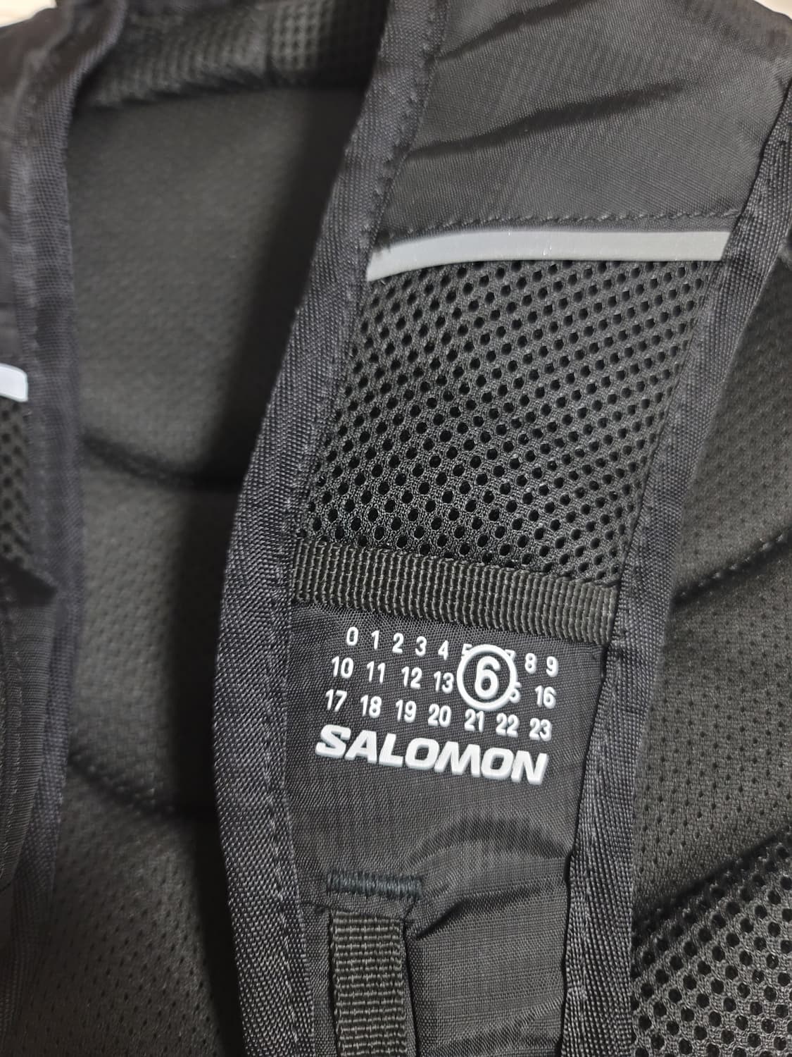 살로몬 x MM6 메종 마르지엘라 데이팩 20 블랙 상품이미지5