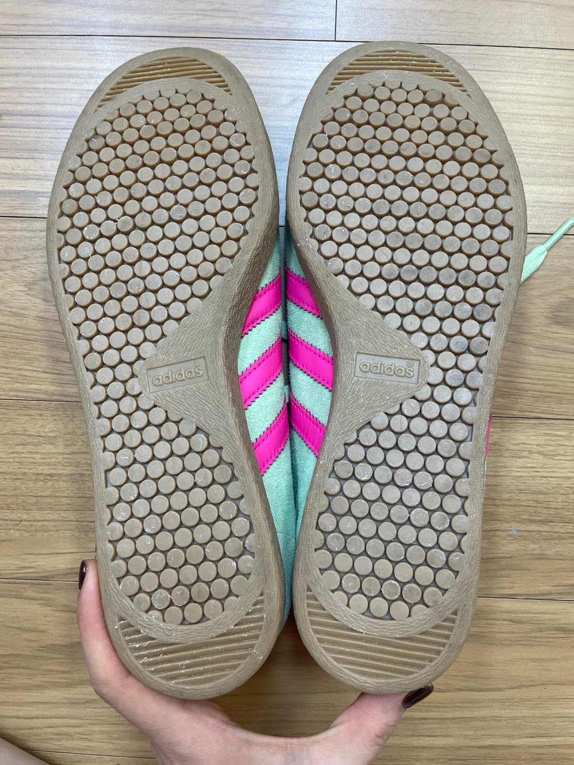 아디다스에서 나온 Stadt 모델 스니커즈입니다. 민트색 스웨이드 재질에 상품이미지3