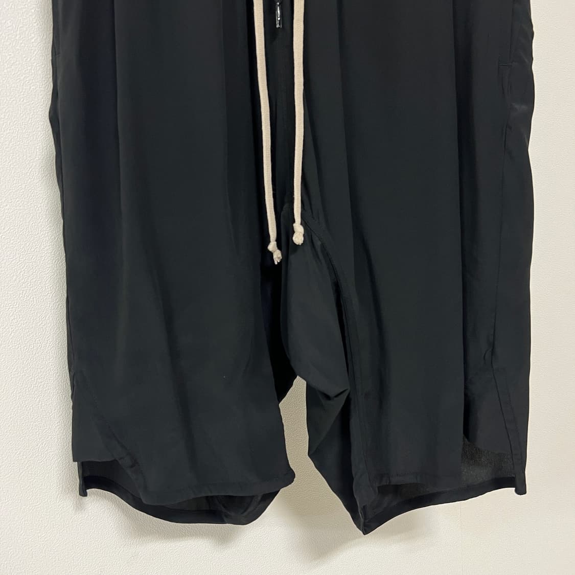 릭오웬스 17SS "WALRUS" BASKET SWINGER 쇼츠 블랙 상품이미지5