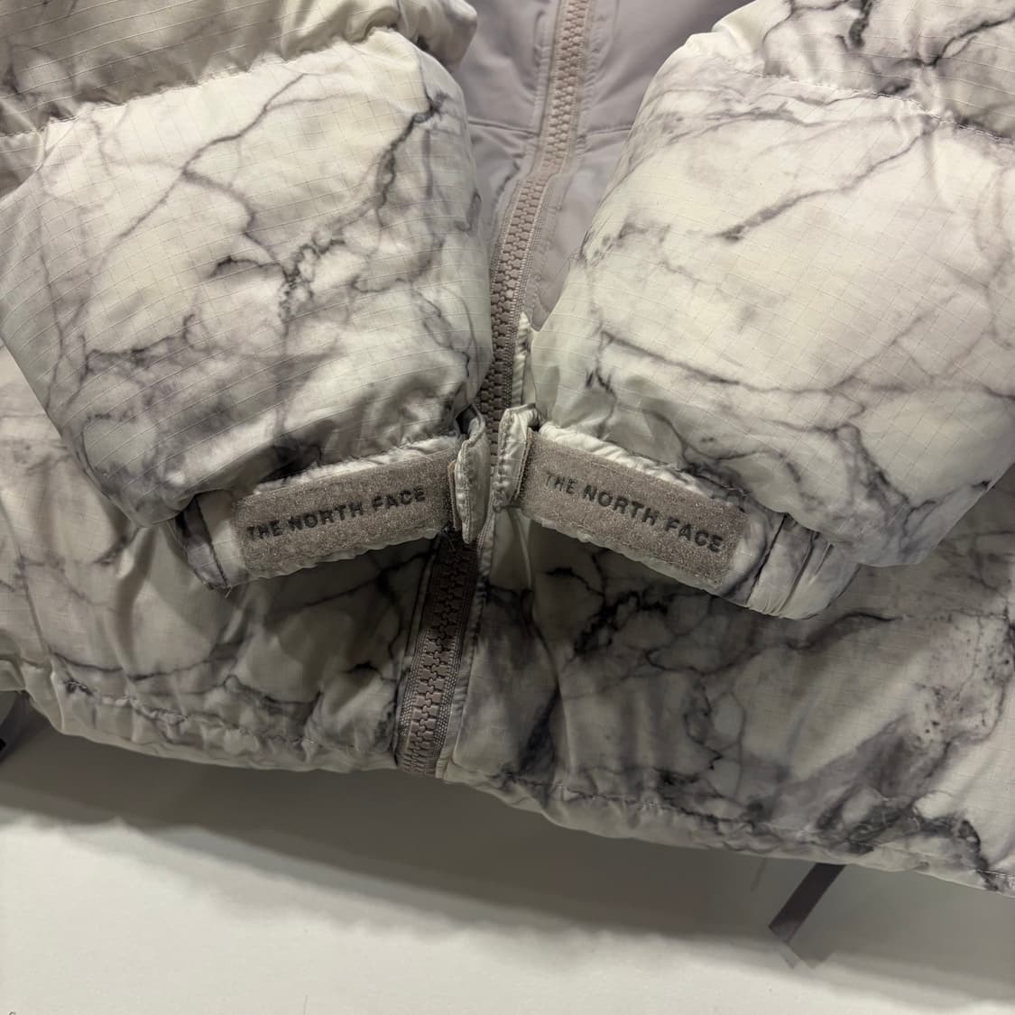 [L] 노스페이스 화이트라벨 노벨티 눕시 패딩 프린트 화이트 C548 상품이미지7