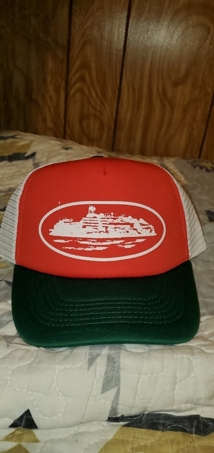 Corteiz Alcatraz Trucker Hat Red/Green 상품이미지1
