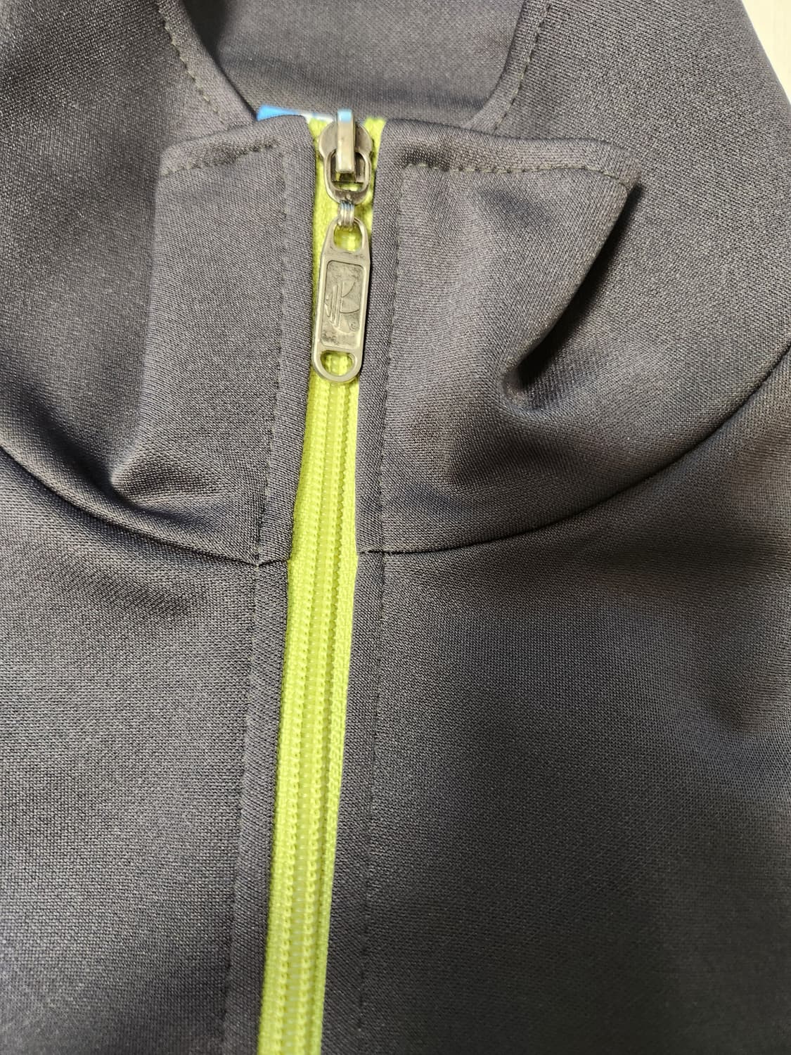 아디다스 유로파 트랙 자켓 져지 L

아디다스 트랙 자켓입니다.

- 색 상품이미지9