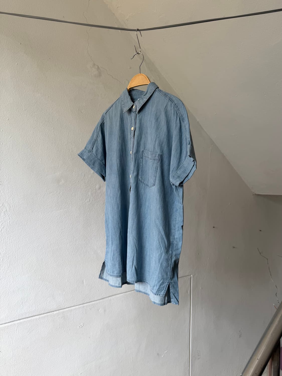 워싱 데님 롤업 반팔 셔츠 상품이미지4