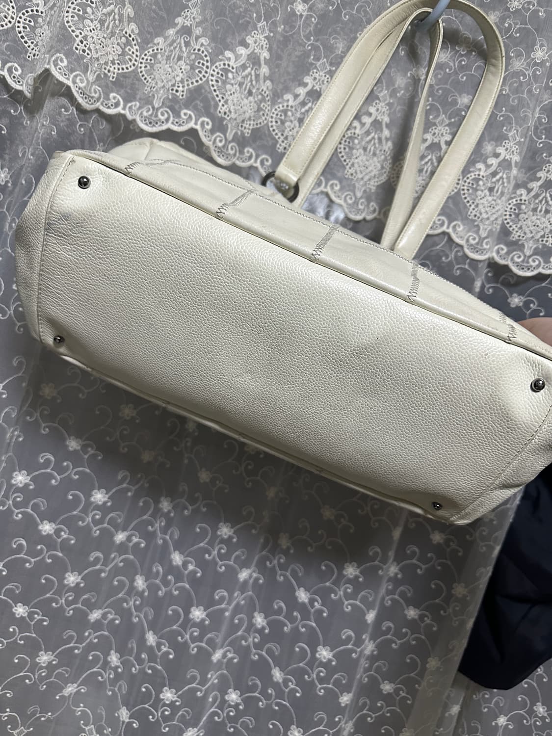 샤넬 캐비어 초코바 스티치 볼링 숄더백 화이트 상품이미지5