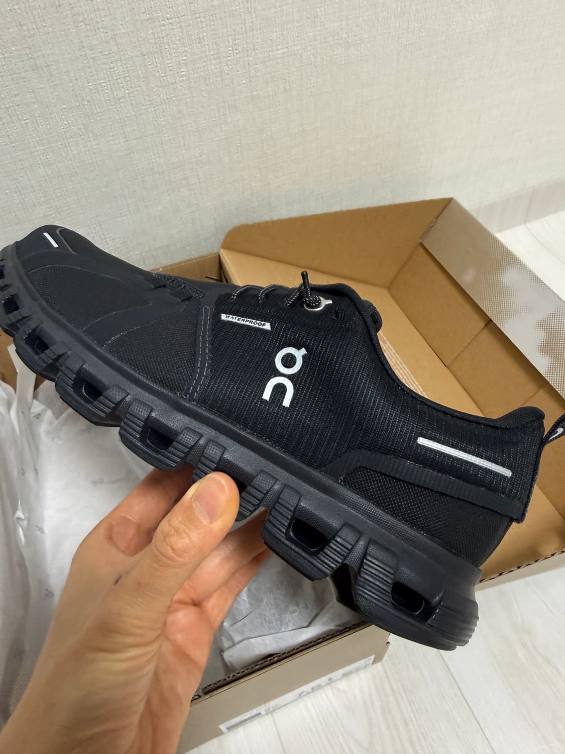 온러닝 클라우드 6 워터프루프 블랙(새상품)245사이즈 상품이미지2