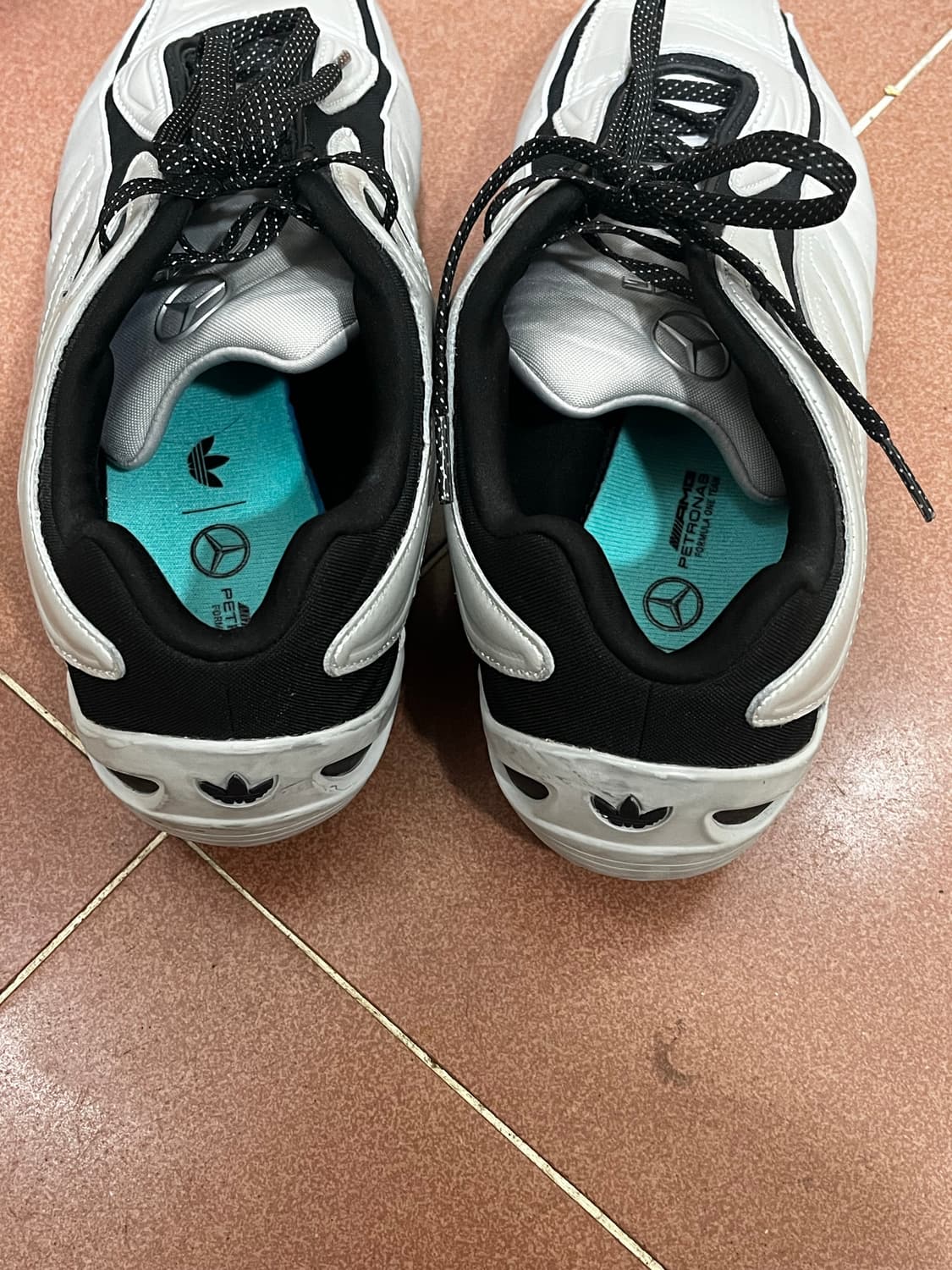 메르세데스x아디다스 스니커즈 상품이미지3