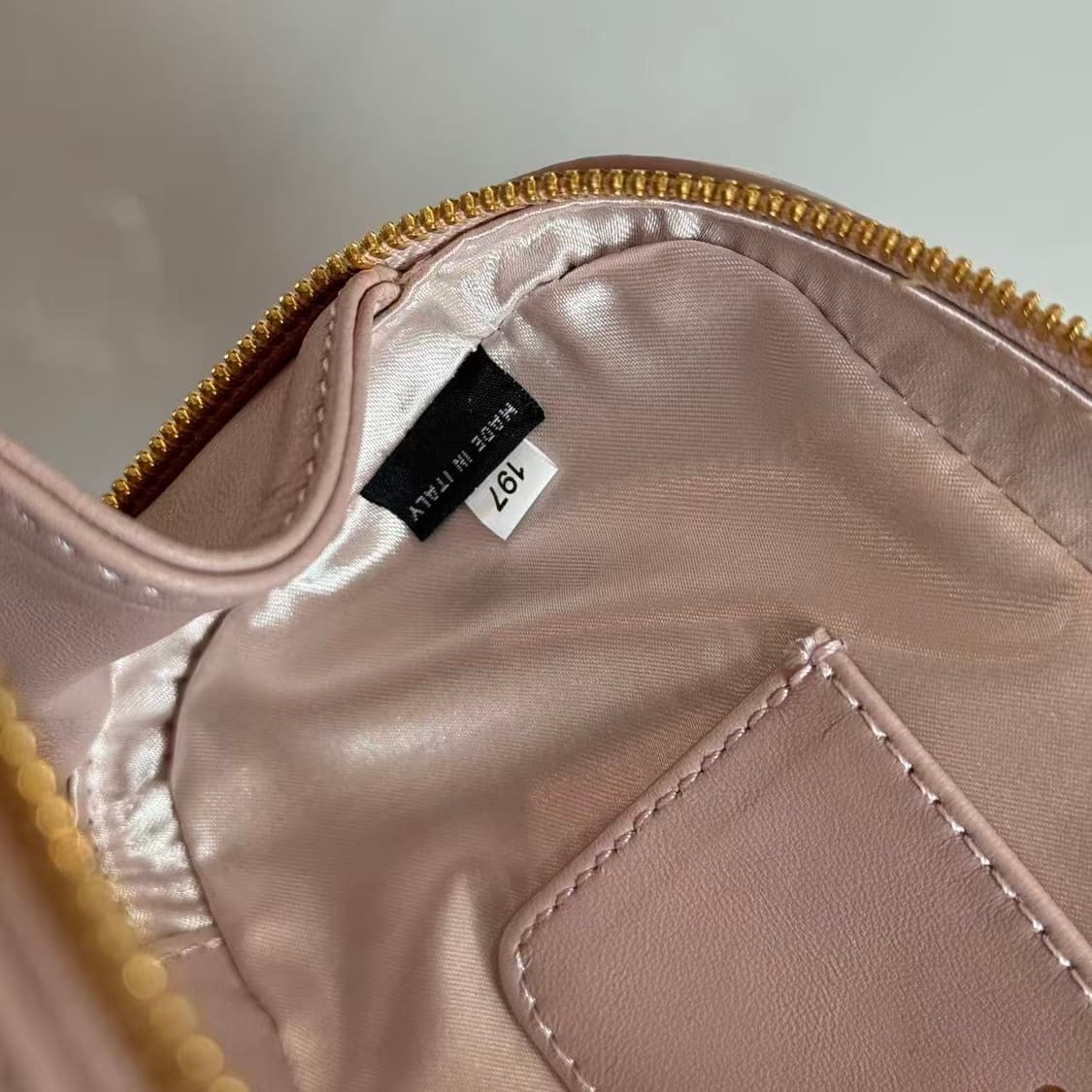 미우 미우 아르카디 마테라쎄 나파 레더 미니백 상품이미지6