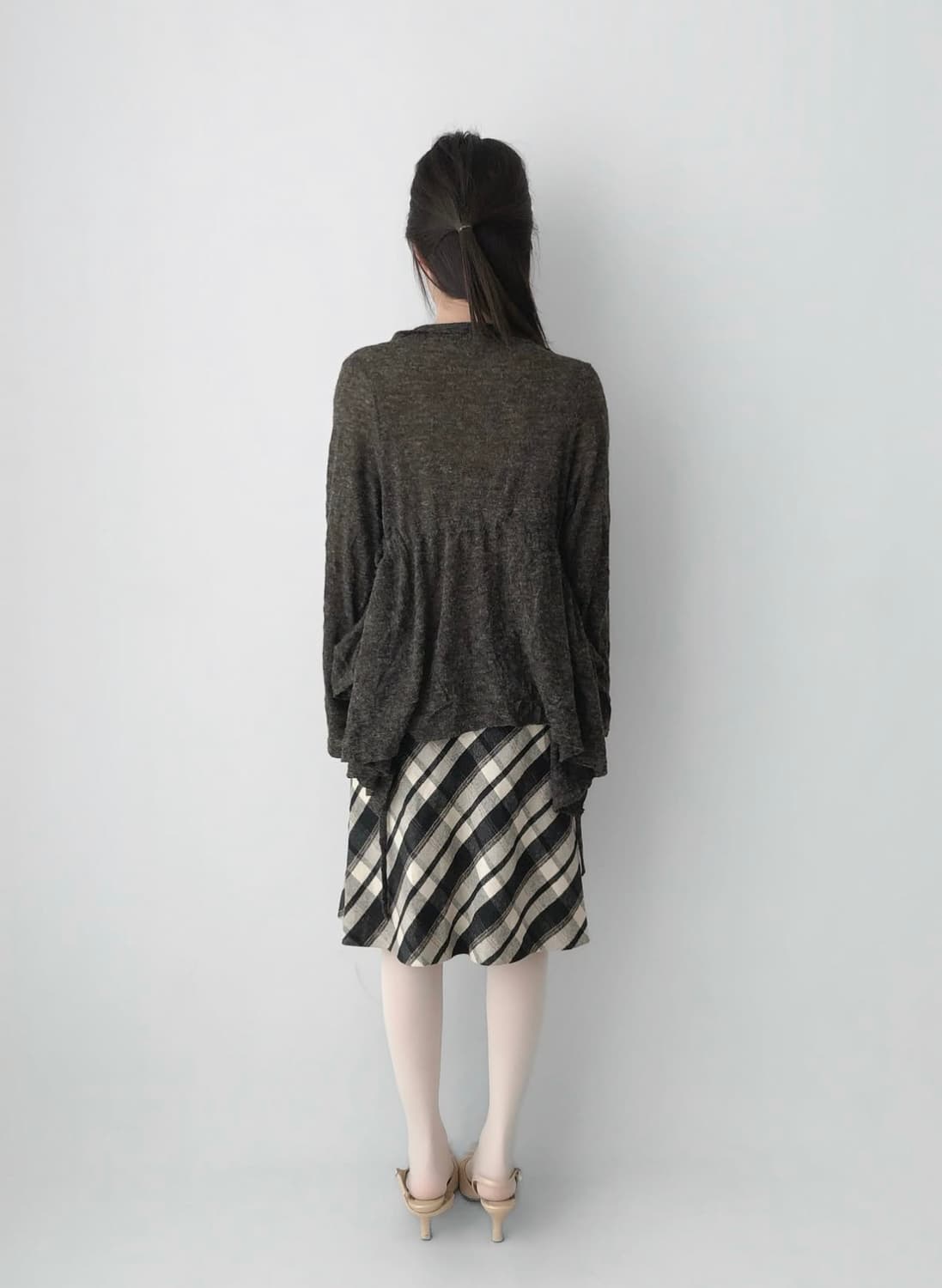 이알로이지 bouclé charcoal string shawl cardi 상품이미지2