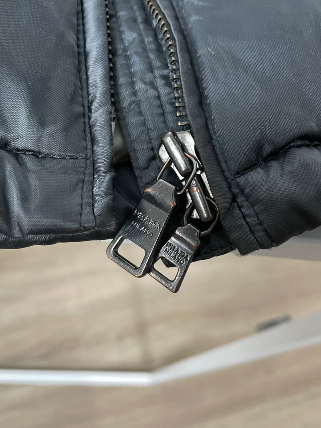 프라다 삼각 로고 폭스 퍼 패딩 상품이미지5