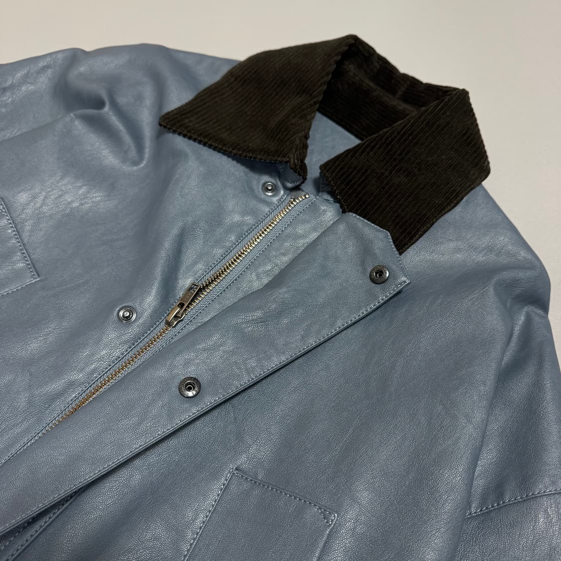 센스오브플레이스 다크블루컬러 에코 레더 집업 스냅버튼 레더 코트 상품이미지4