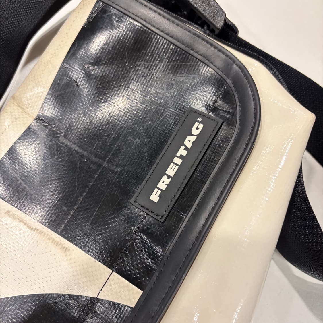 프라이탁 하와이 메신저백 블랙/아이보리 상품이미지3