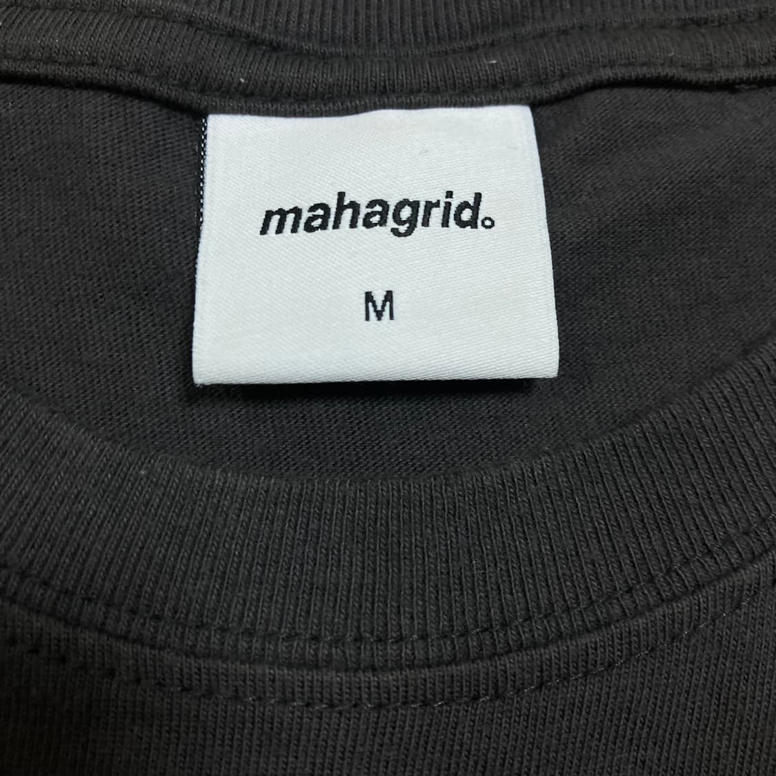 마하그리드 버터플라이 빅러고 차콜 반팔티 상품이미지3