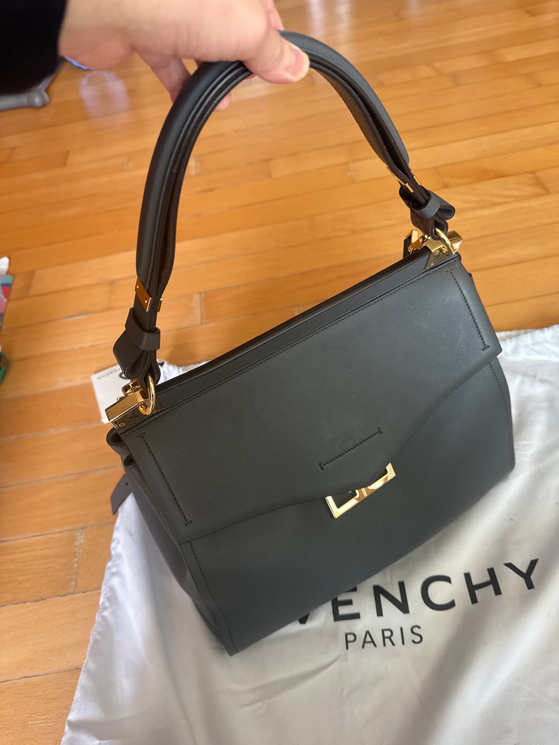 지방시 미스틱 토트백 라지 그레이 색상 100% 소가죽 정품 상품이미지8