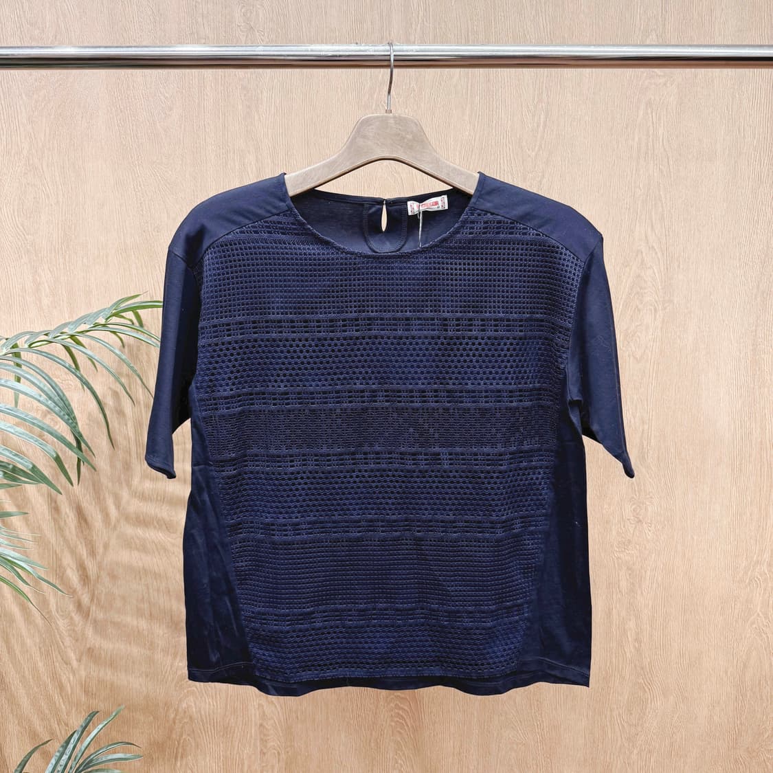 맥그리거 매쉬 믹스 반팔 블라우스 레이스 펀칭 디테일 네이비 상품이미지1