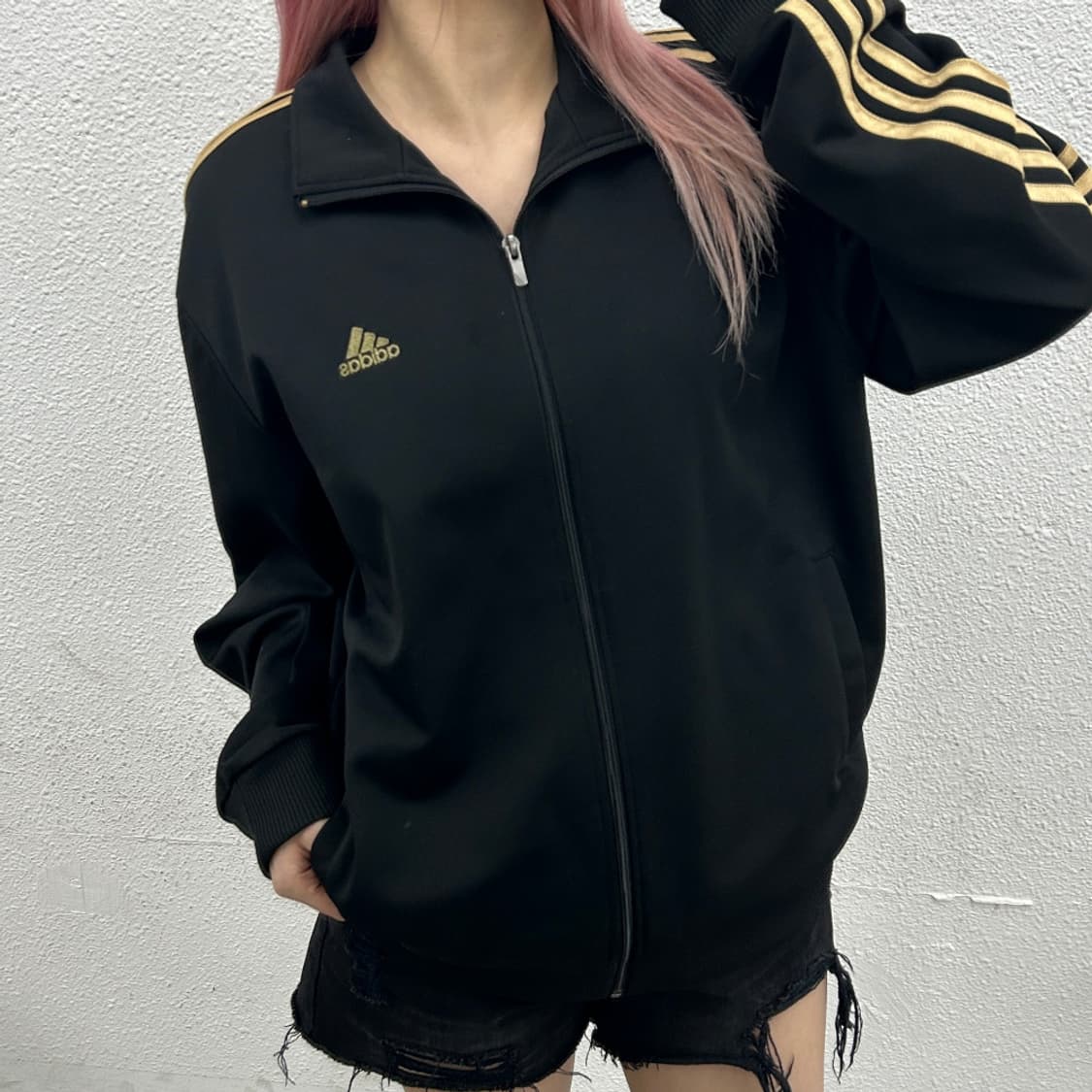 아디다스 에센셜 골드라인 블랙 트랙탑 105 상품이미지1