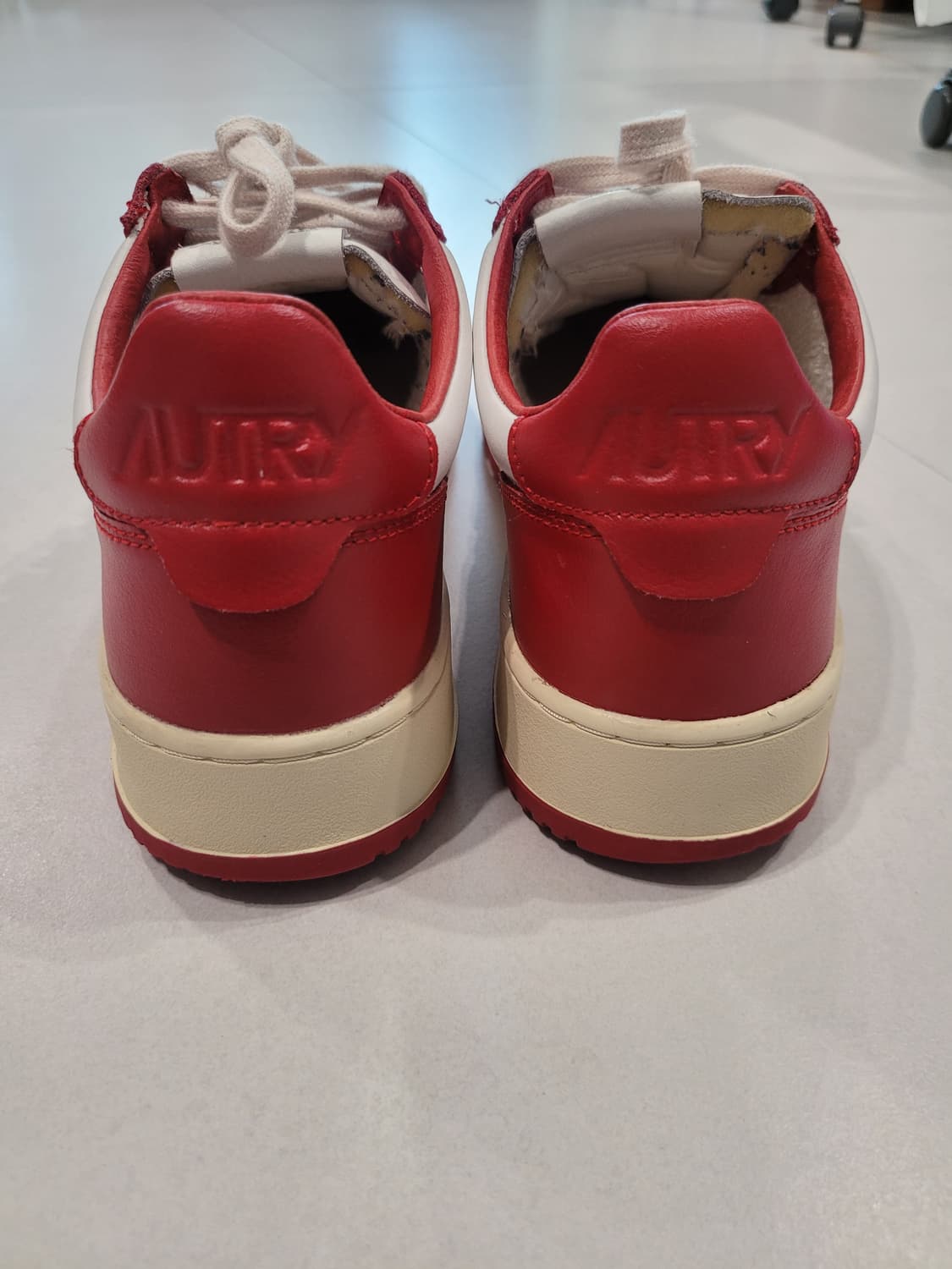 강렬한 존재감" 오트리 메달리스트 레드 범고래 (43사이즈)
 상품이미지8