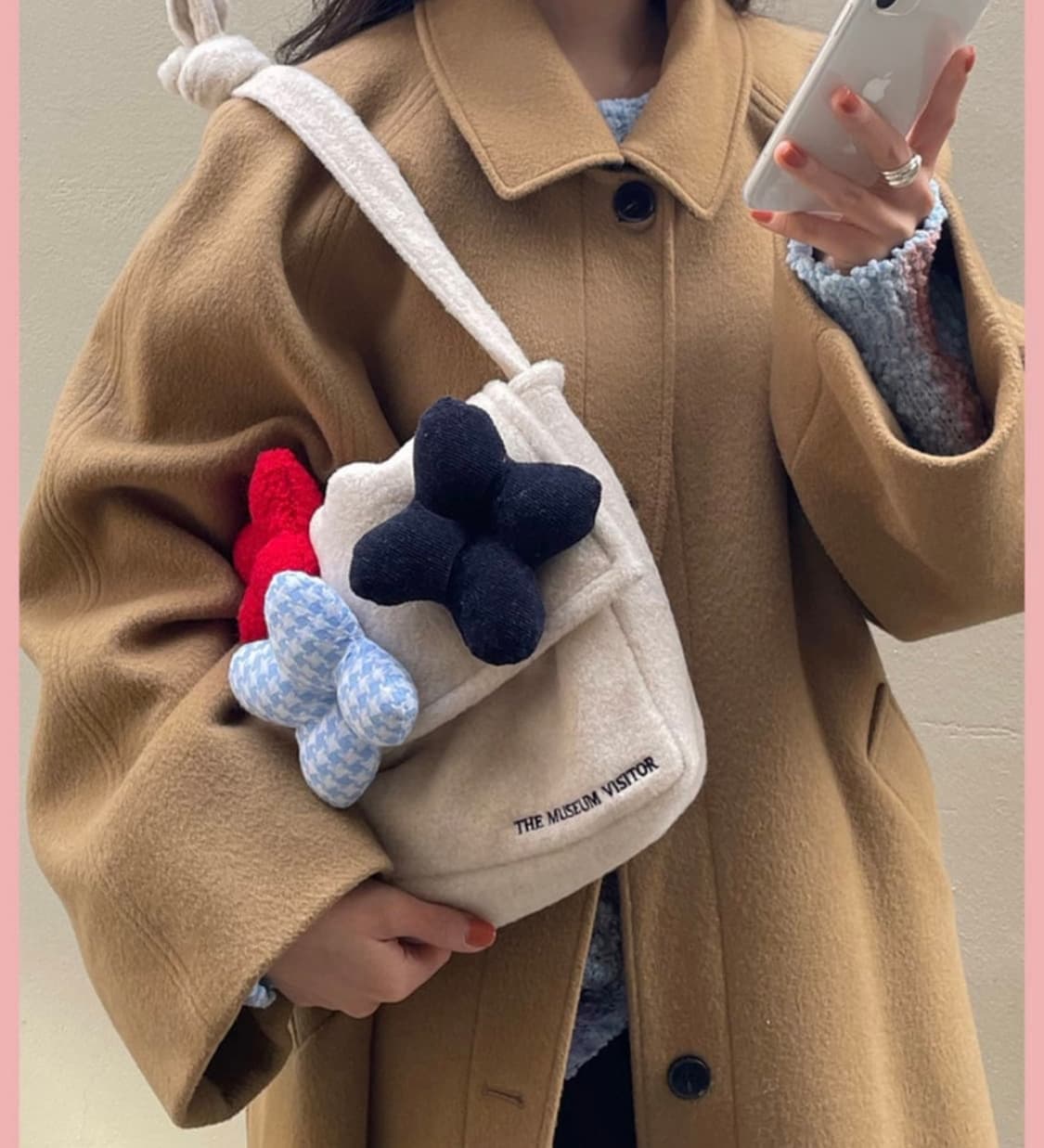 더뮤지엄비지터 플라워 쿠션 백 상품이미지2