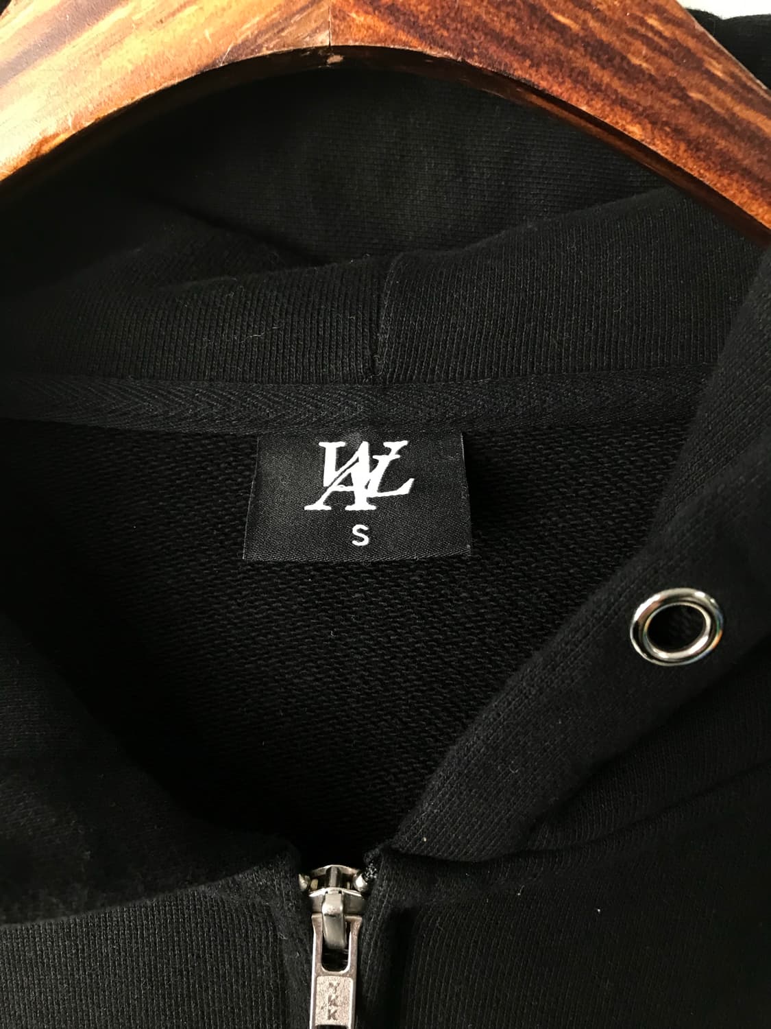 우알롱 자수로고 블랙 후드집업 상품이미지8