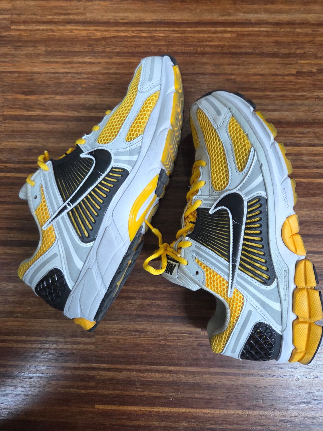 나이키 줌 보메로 포톤 더스트 골드 270 상품이미지1