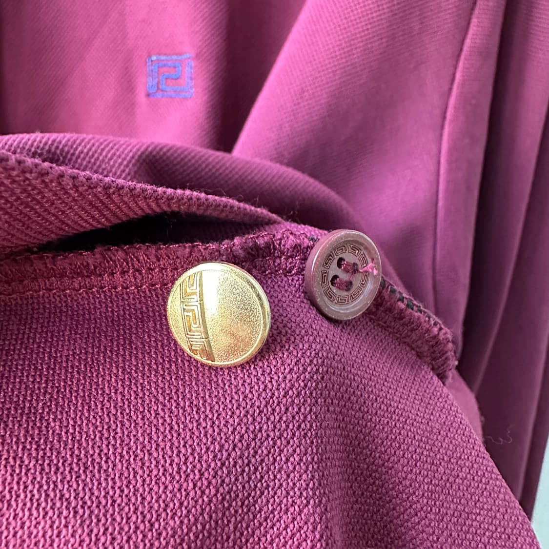 베르사체 클래식 V2 로고 자수 금장 버튼 셔츠 버건디 상품이미지10