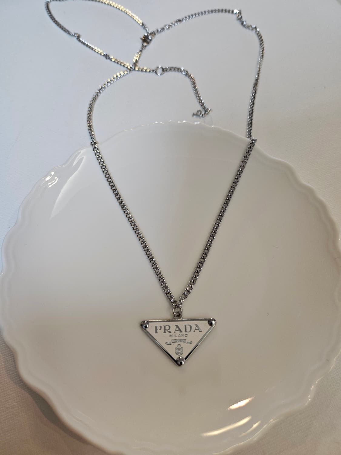 프라다 업사이클링 롱체인 목걸이 화이트 상품이미지5