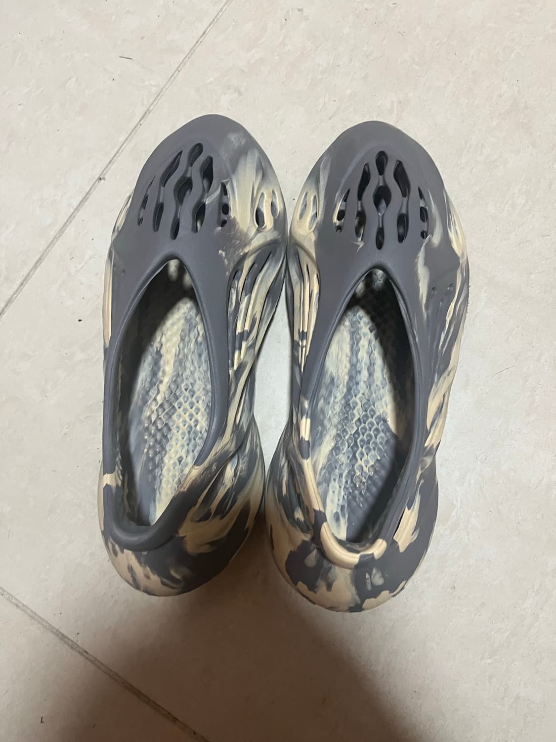 [급처] 이지 폼러너 문그레이 275 상품이미지1