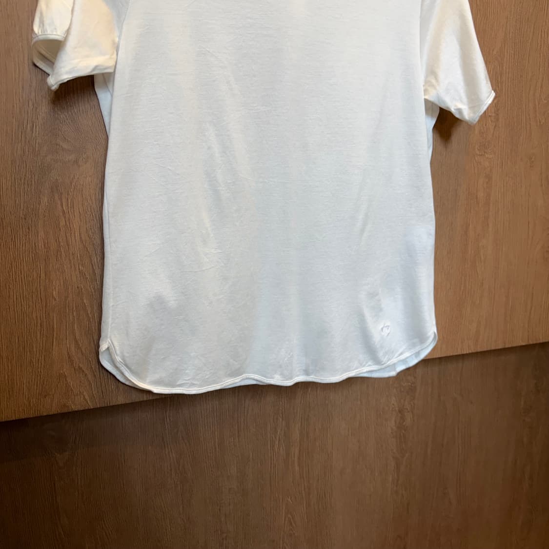 맥그리거 반팔 티셔츠 라운드 카라 키홀 버튼 로고 자수 디테일 화이트 상품이미지4