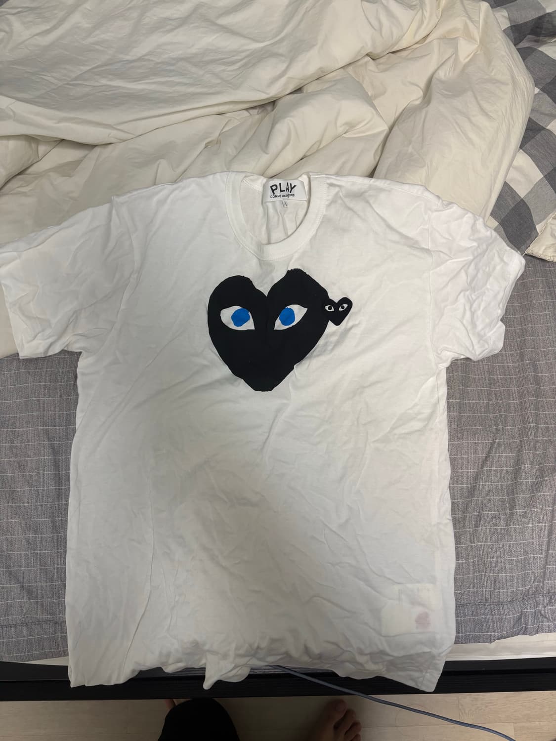 꼼데가르송 블랙하트 블루아이 티셔츠 상품이미지1
