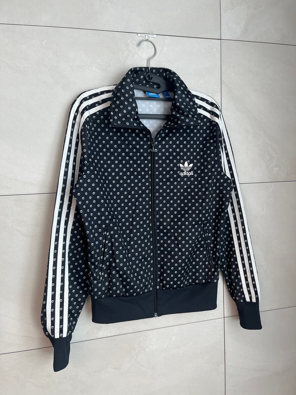 김고은 착용 모델 아디다스 입술 도트 져지 [100] 상품이미지3