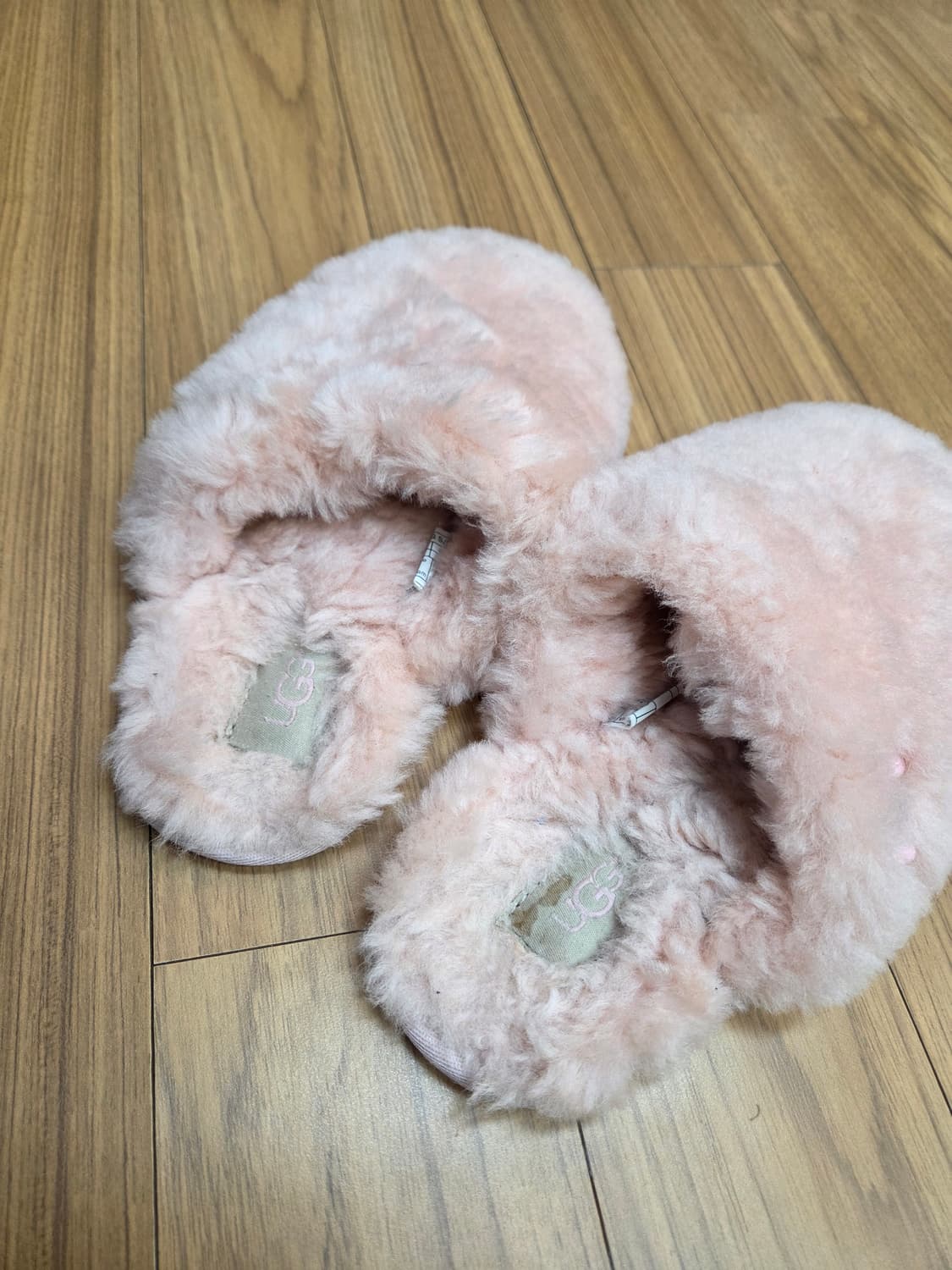 UGG 핑크 털 슬리퍼 220mm 판매합니다. 부드러운 양털 소재로 되어 상품이미지5