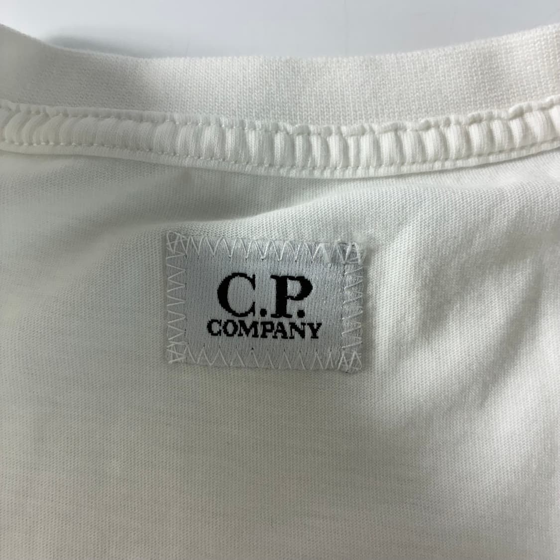C.P company  씨피컴퍼니 스티치 블록 로고 화이트 반팔 티셔츠  상품이미지3