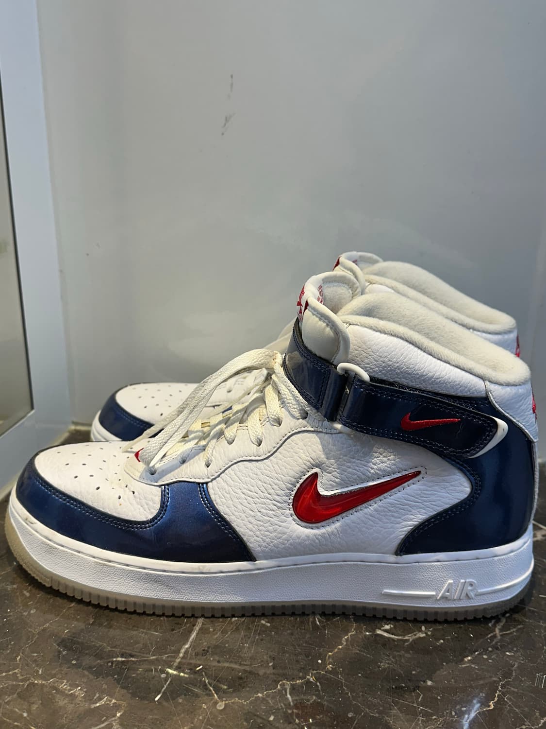 290나이키 에어포스 1 미드 QS 유니버시티 레드 앤 미드나 잇 네이비 상품이미지1