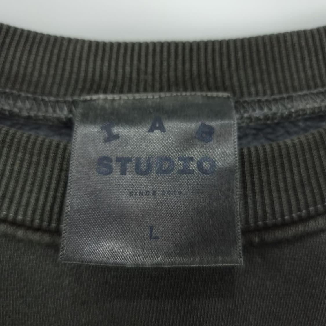 [아이앱 스튜디오] 피그먼트 워시드 오버사이즈 맨투맨 챠콜 P01347 상품이미지7