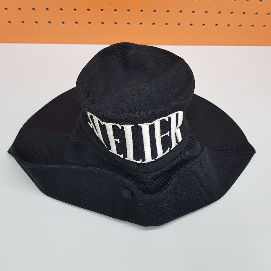 럭키슈에뜨 아틀리에 2022 로고 자수 와이드 브림 버킷햇 F사이즈 상품이미지1