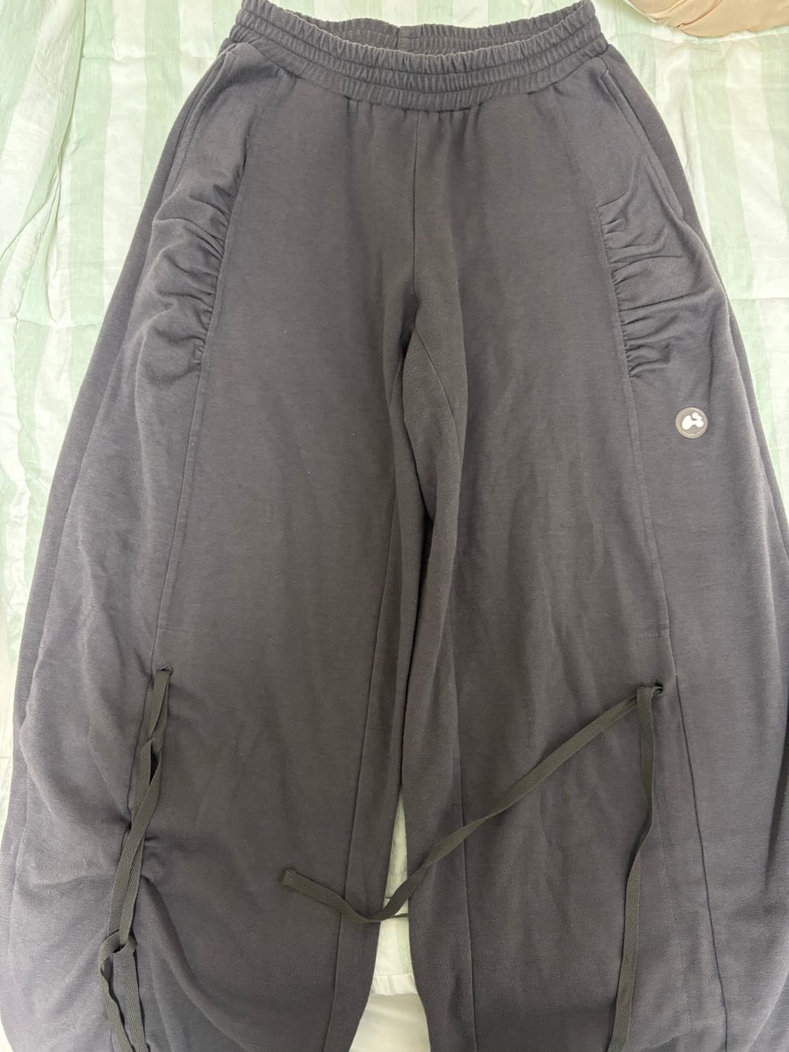 허그유어스킨 셔링 조거팬츠 차콜 상품이미지1