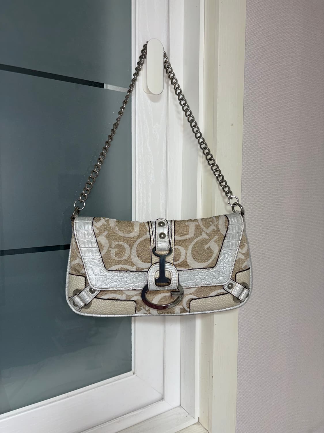 게스 베이지 로고 버클 체인백 상품이미지3