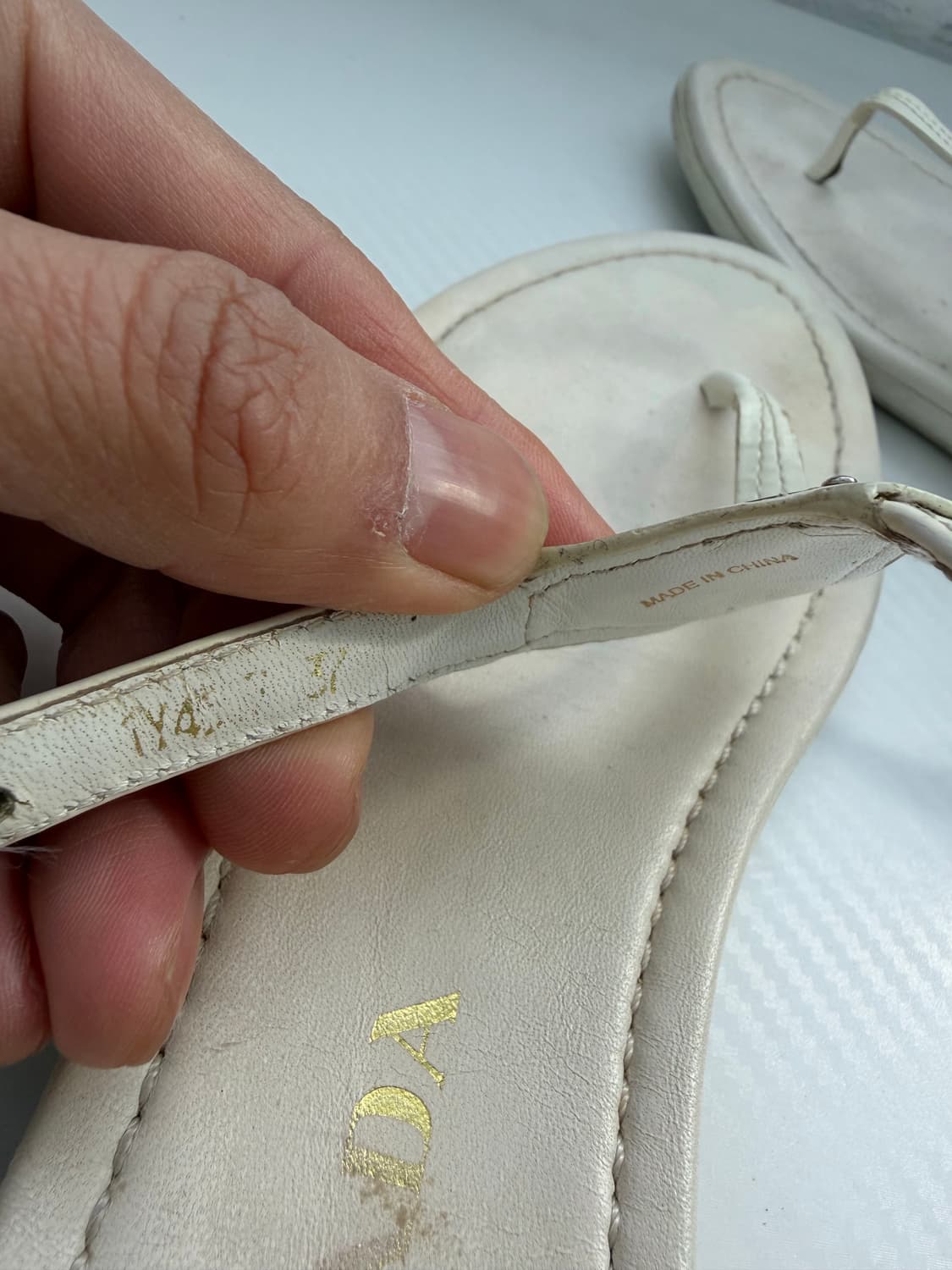 정품) 프라다 삼각로고 화이트 쪼리 샌들 37 상품이미지8