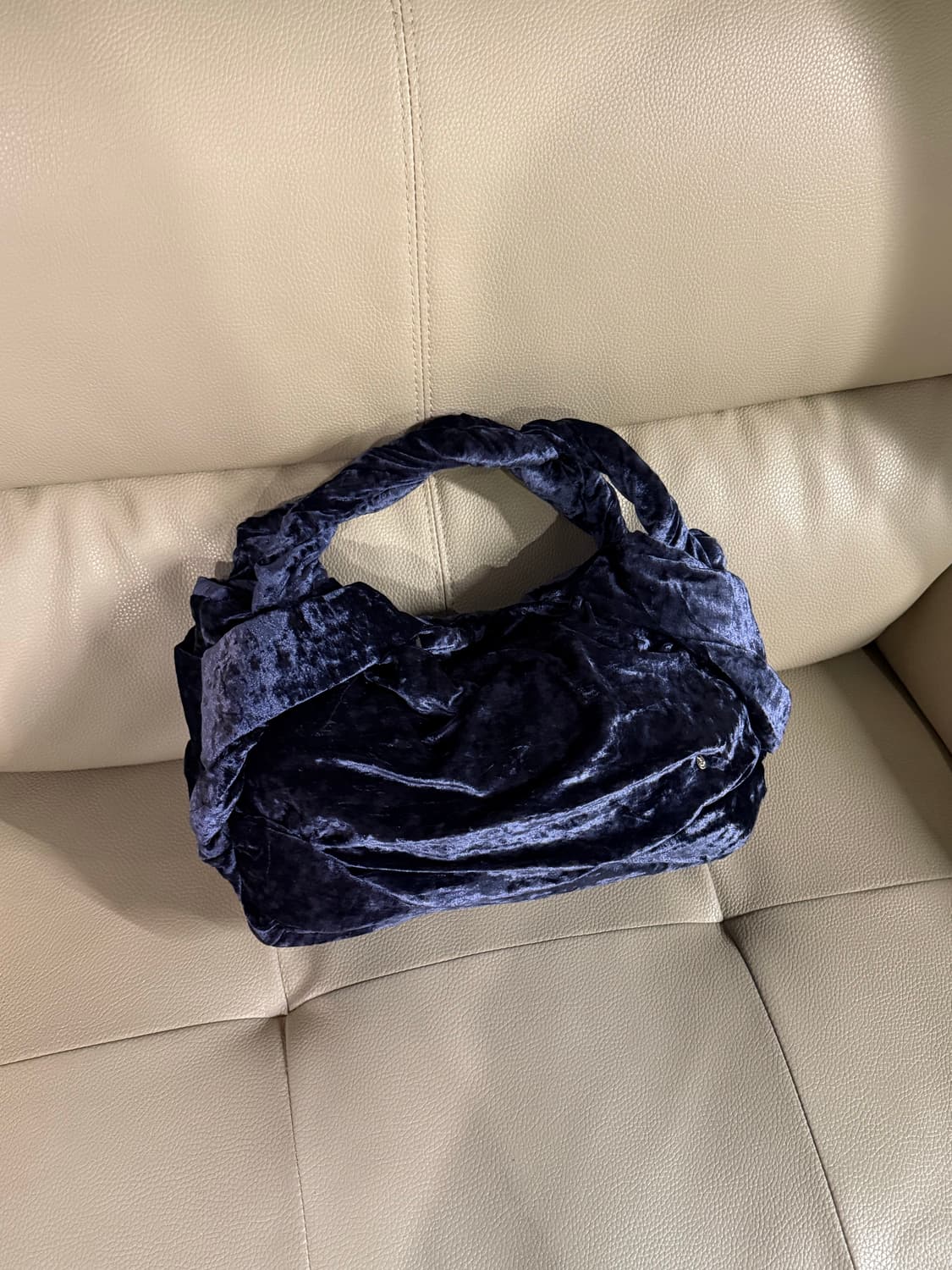 twist line detail velour shoulder bag 상품이미지1