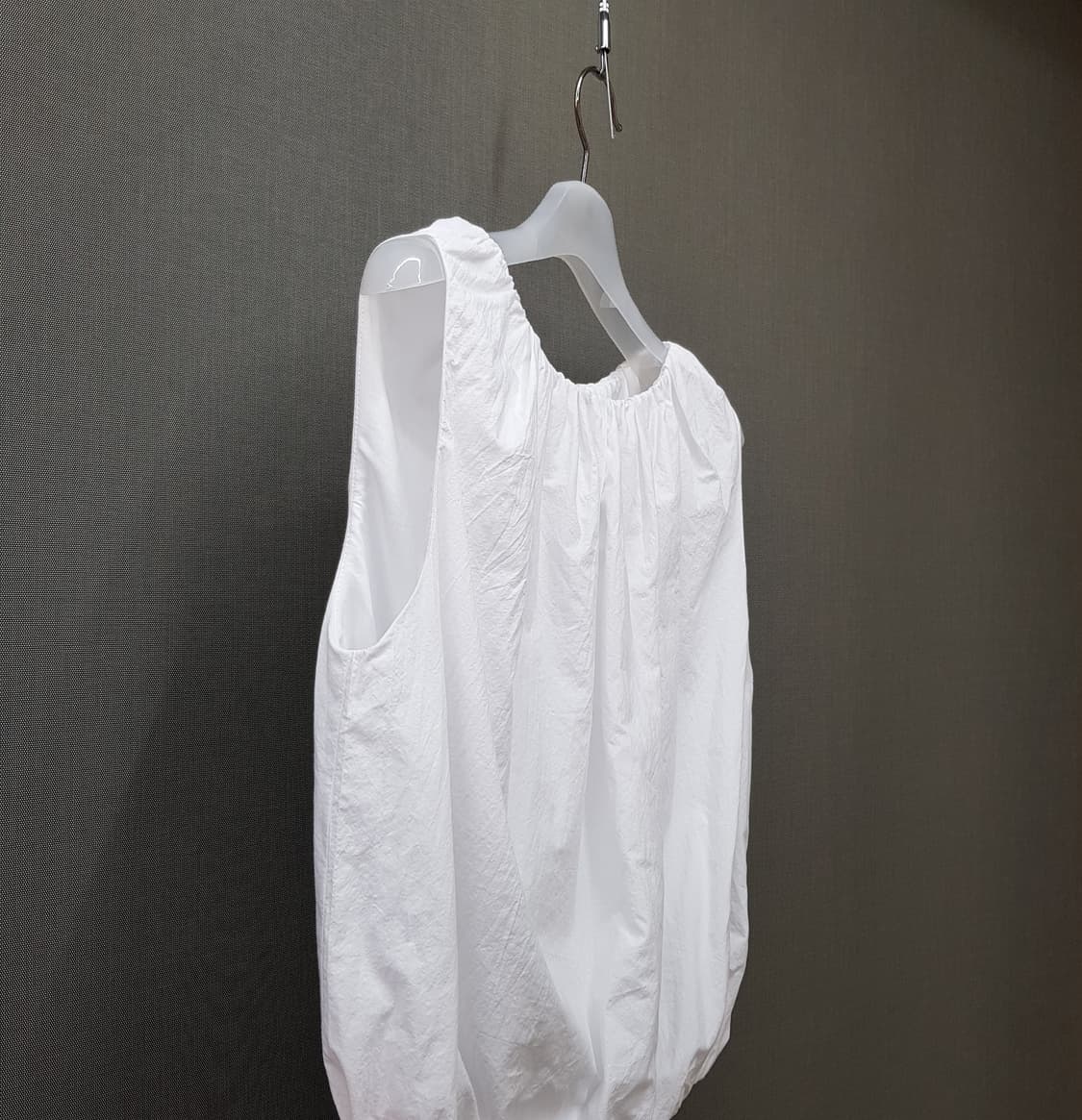 NEHERA 네헤라 2025 셔링 벌룬 슬리브리스 블라우스 36사이즈 상품이미지3