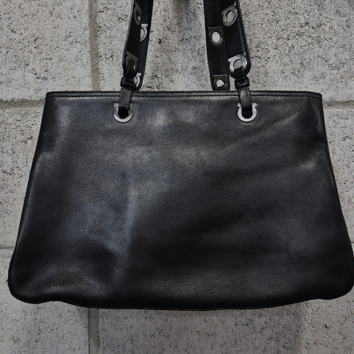 살바토레 페레가모 간치니 블랙레더 숄더백 상품이미지2