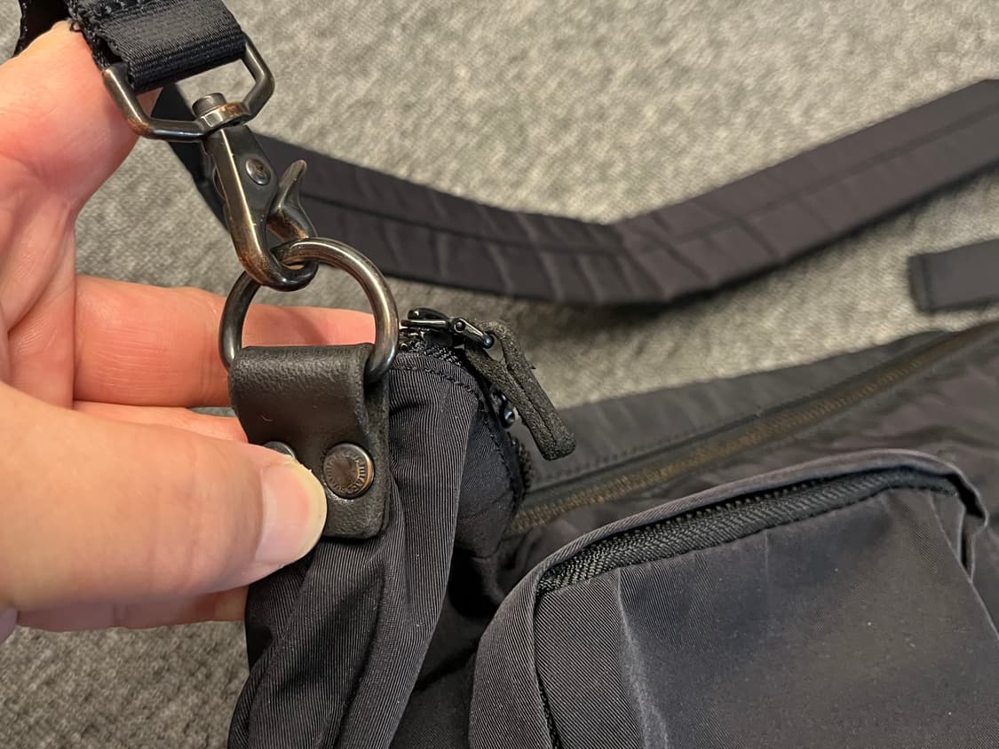 아미아칼바 개버딘 바디백 블랙  상품이미지4