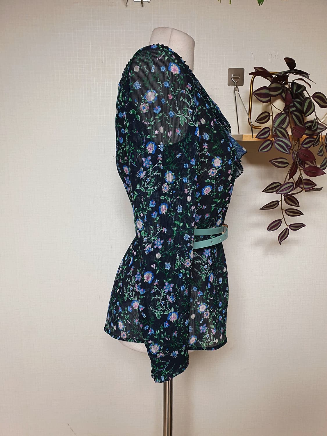 ENC 플리츠 블라우스 플라워 55 네이비 상품이미지2