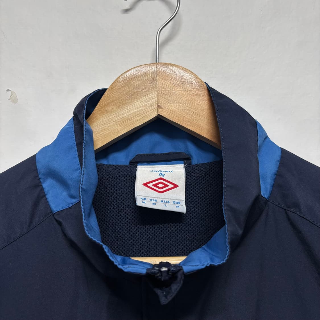 엄브로 네이비 배색 바람막이 상품이미지3