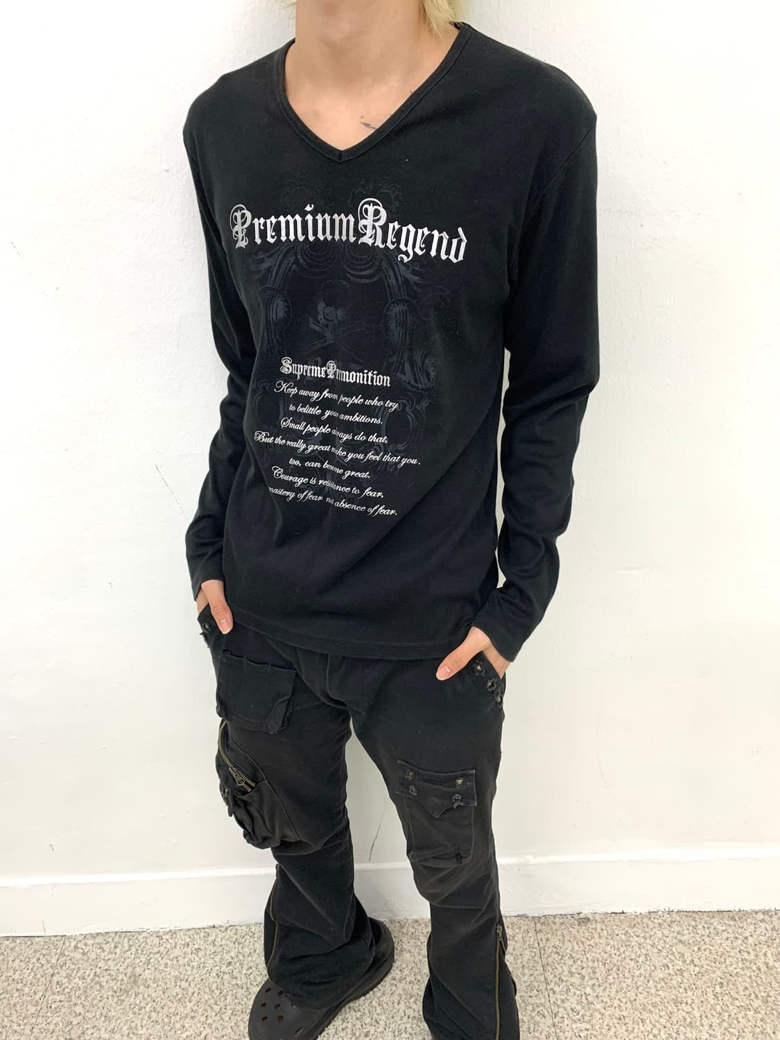 Semantic Design gothic lettering v-neck  상품이미지1
