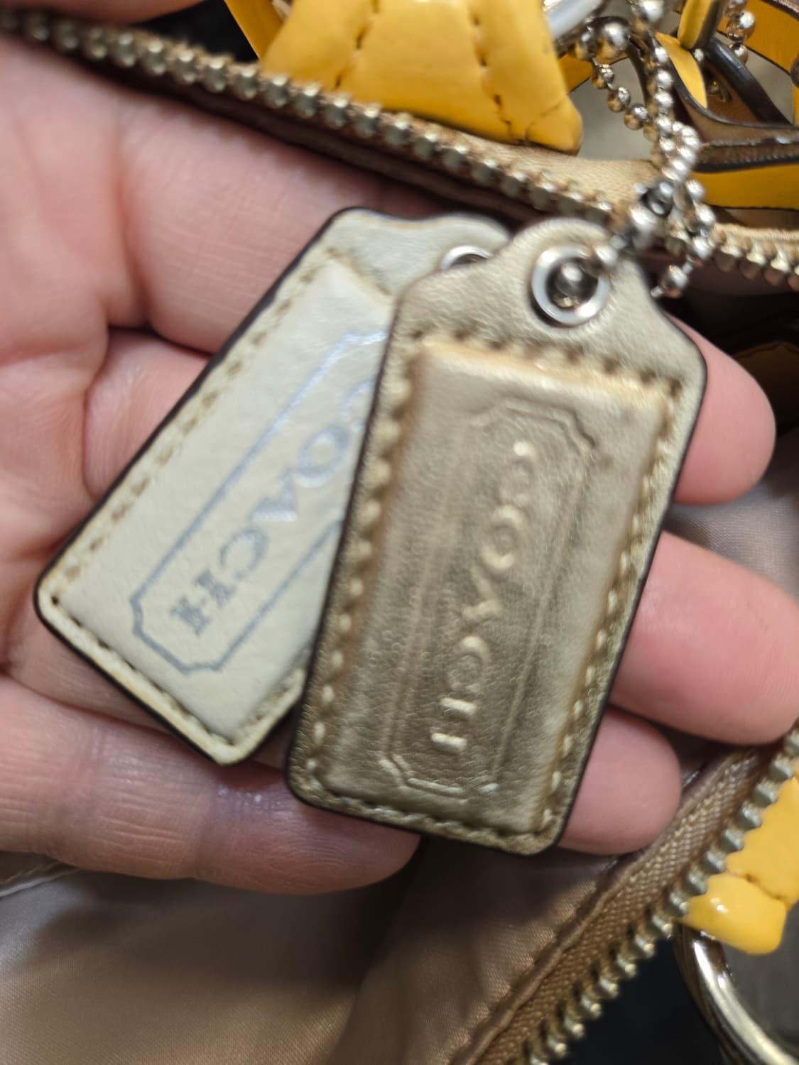 코치 시그니처 숄더백 베이지 옐로우 상품이미지8