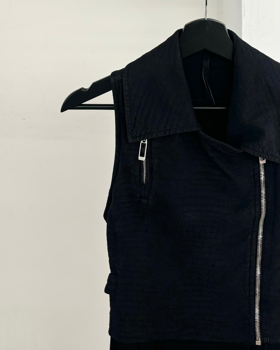 사일런트 바이 다미르 도마 블랙 슬리브리스 원피스 상품이미지3