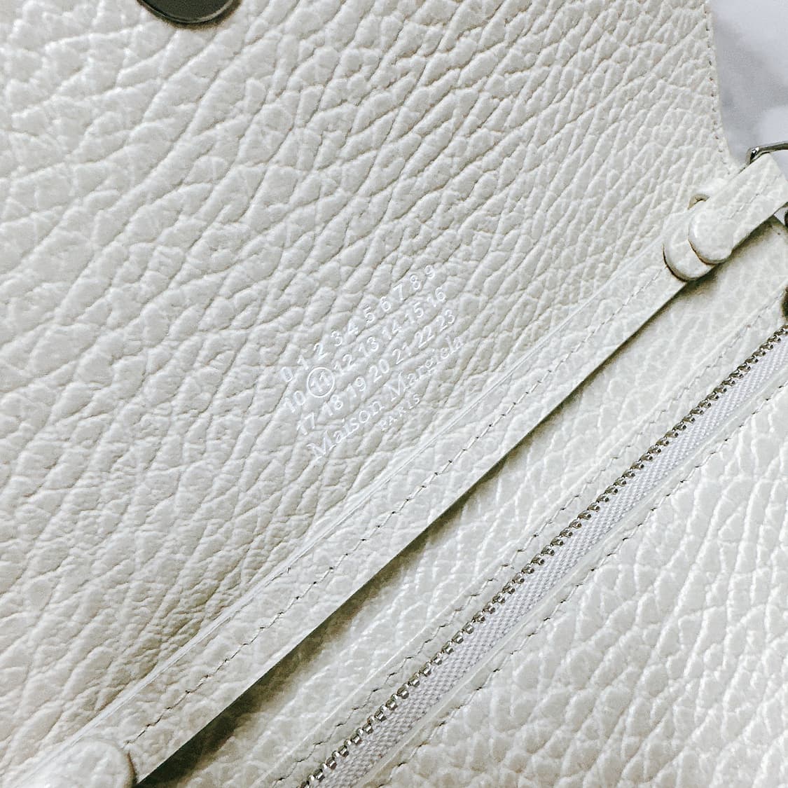 메종 마르지엘라 여성 화이트 스티치 로고 체인 월렛 숄 상품이미지1